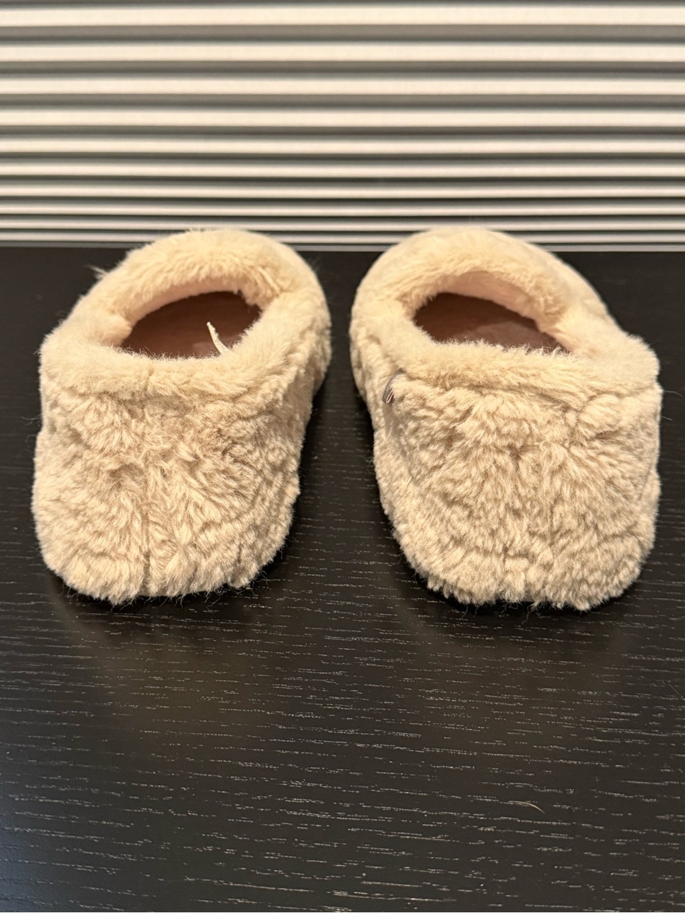FREE PEOPLE SLIPPERS
*3rd picture is true color. - Picture 7 of 8